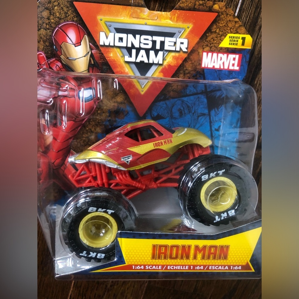 *NWT* Monster Jam Monster Trucks x Marvel Iron Man w/Flag- Series 1 - 1:64 Scale - Picture 4 of 6